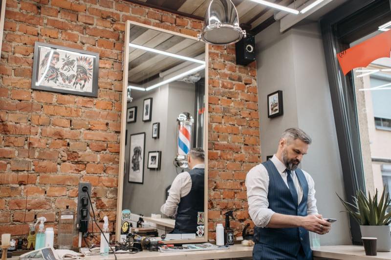 Interior de uma barbearia de manhã